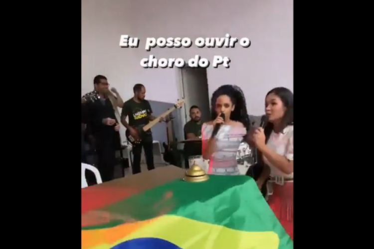 Evangélicos cantam música em apoio ao presidente Jair Bolsonaro (PL)