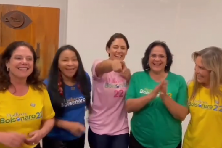 Em vídeo, a primeira-dama Michelle Bolsonaro, a senadora eleita Damares Alves (Republicanos) e apoiadoras de Jair Bolsonaro (PL) desejam parabéns a Padre Kelmon (PTB)