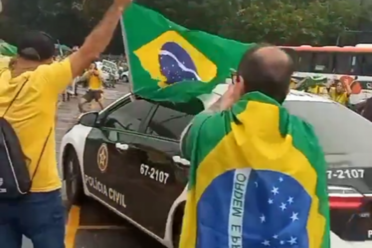 Viatura da Polícia com bandeira do Brasil em gesto de apoio aos atos antidemocráticos.