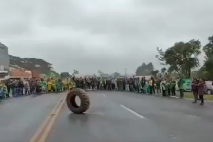 Bolonaristas cantam Hino Nacional para pneu