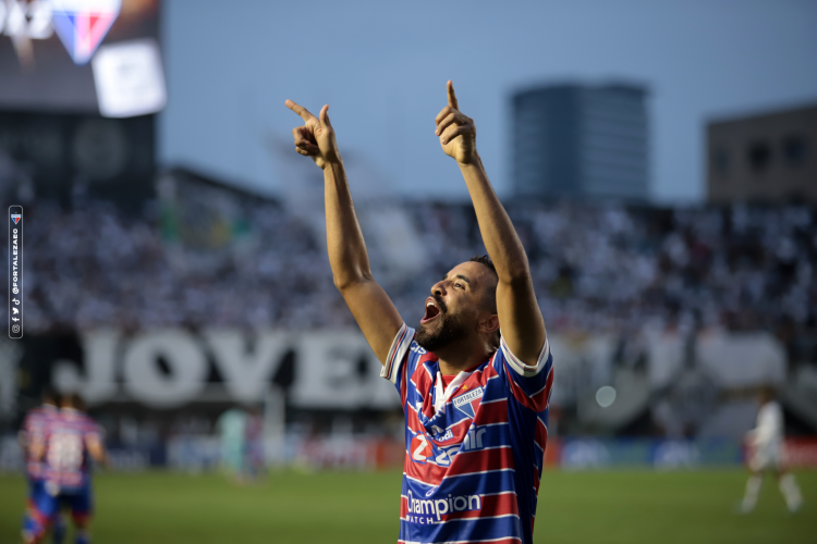 Volante Caio Alexandre comemorando vitória do Fortaleza sobre o Santos na Vila Belmiro 