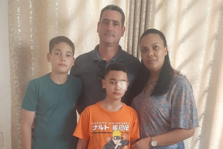 A família viajou de para que o Gabriel, o filho mais novo, realizasse procedimento cirúrgico no olho