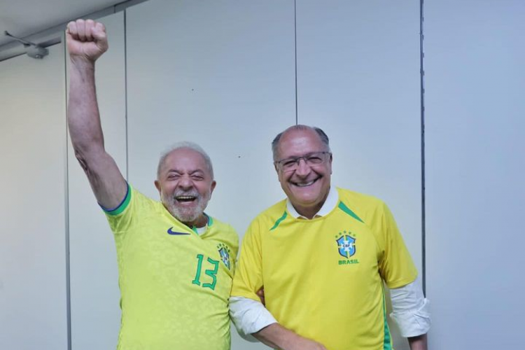 Lula comemora vitória de Brasil sobre a Suíça ao lado de Geraldo Alckmin em Brasília