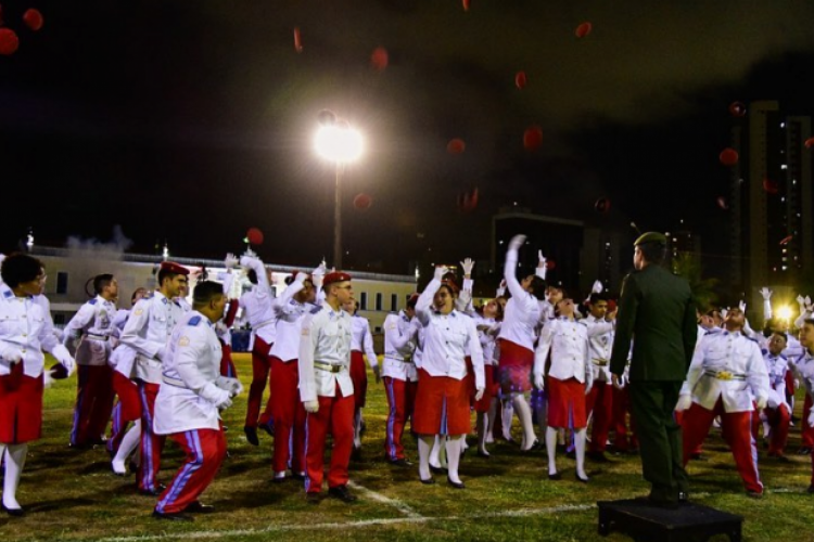 Formatura do Colégio Militar de Fortaleza é marcada por salva de tiros de obuseiro com carga inérte