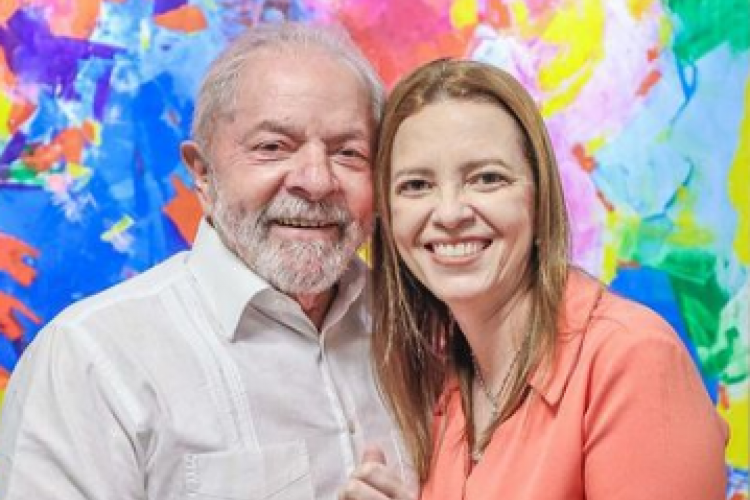 O presidente eleito, Luiz Inácio Lula da Silva (PT) e Janaína Farias (PT), segunda suplente de Camilo Santana para o Senado Federal.