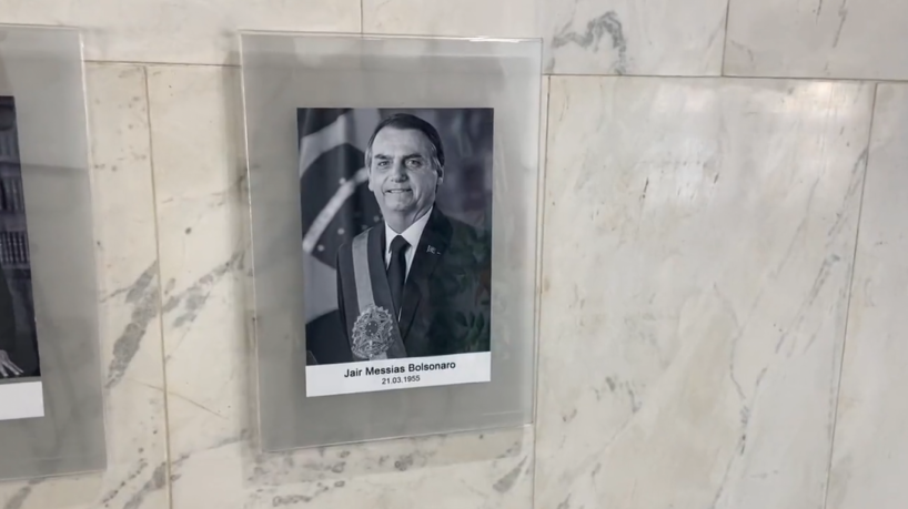 Foto colorida do ex-presidente Jair Bolsonaro foi substituída por versão preto e branco no Palácio do Planalto.