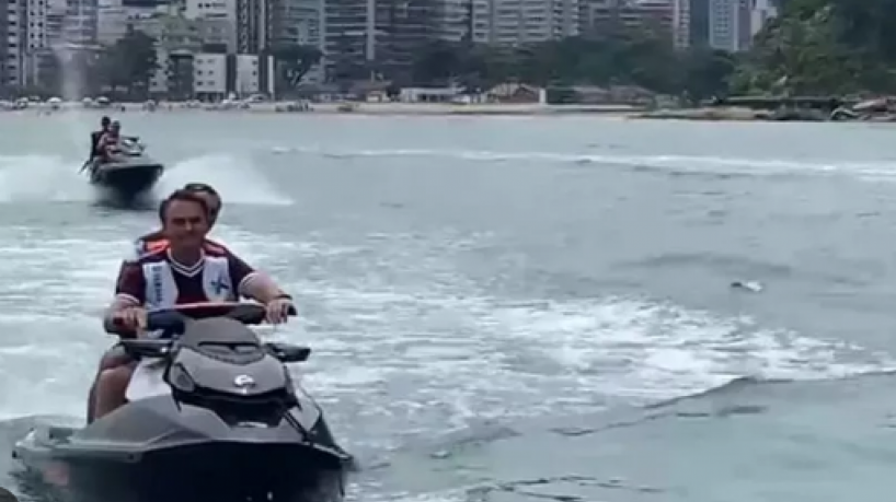 Era tradicional na rotina de Bolsonaro que ele passasse dias em Guarujá no mesmo hotel e passeando de moto aquática  