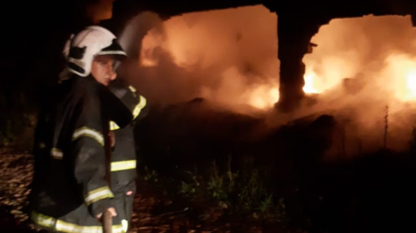 Fábrica de sandálias pega fogo na Região do Cariri(foto: Divulgação/Corpo de Bombeiros)