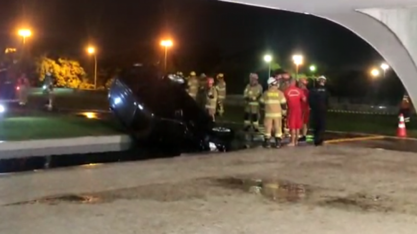 Carro de deputado caiu em lago que rodeia Palácio do Planalto