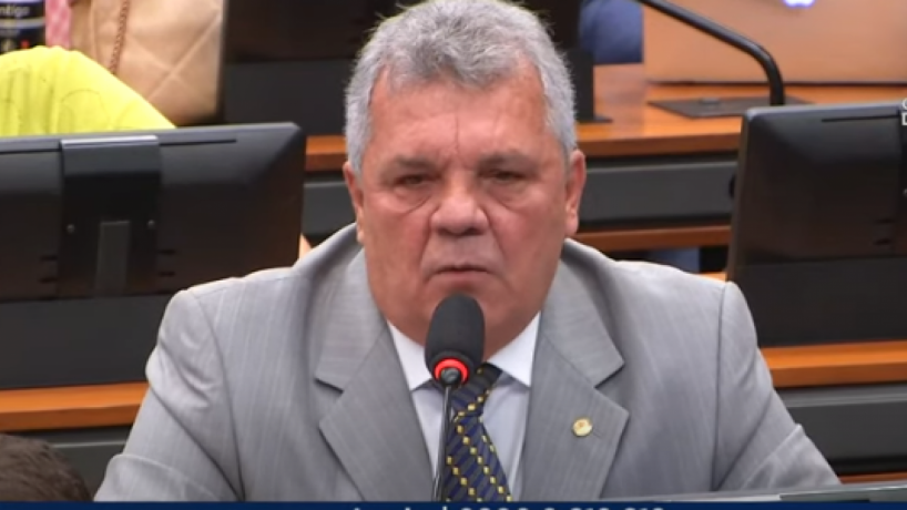 Deputado disse que usa arma e parte para cima de Janones