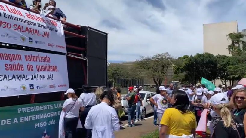 Enfermeiros do Ceará protestam em Brasília por liberação do piso salarial 