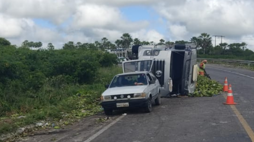 Tombamento de caminhão causa acidente de outros três veículos na BR-166, no Ceará