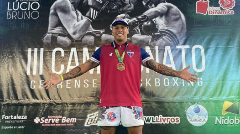 Sérginho Ferreira é atleta de kickboxing e representa o Fortaleza desde 2022. 