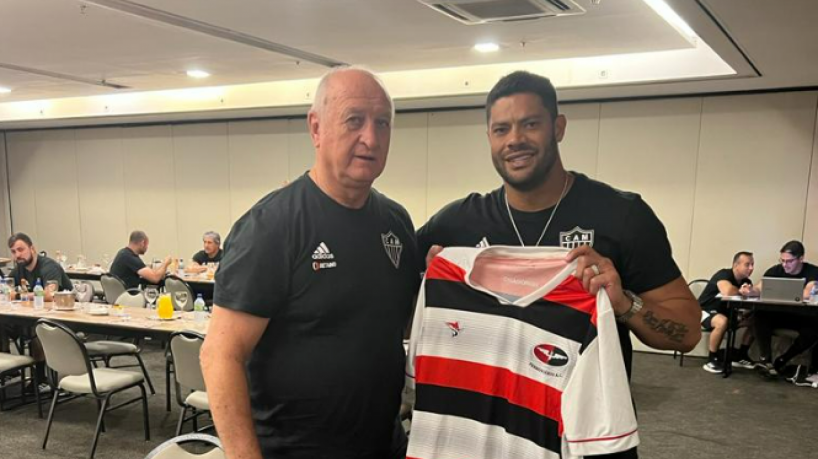 Luiz Felipe Scolari e Hulk posam com camisa do Ferroviário