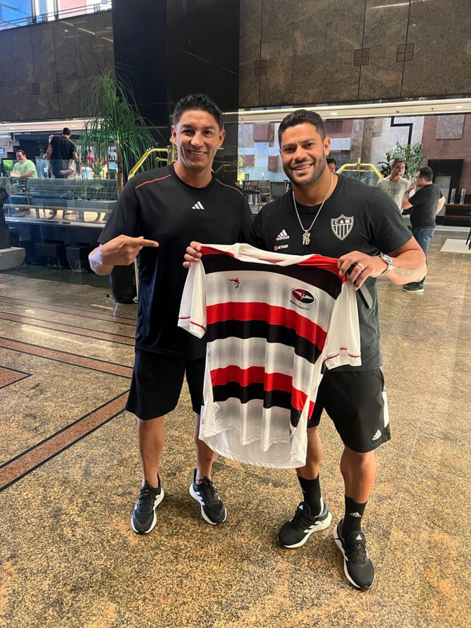 Jardel e Hulk posam com camisa do Ferroviário(Foto: Ferroviário / Divulgação)