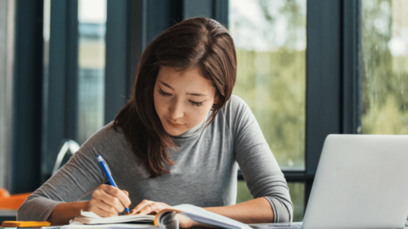 O Enem desempenha um papel fundamental na obtenção de bolsas de estudo (Imagem: Jacob Lund | Shutterstock)