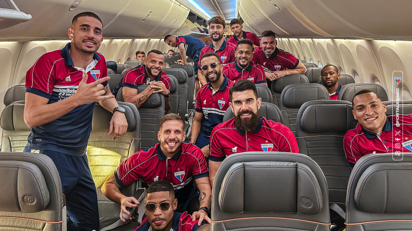 Jogadores do Fortaleza dentro do avião durante embarque para Belo Horizonte