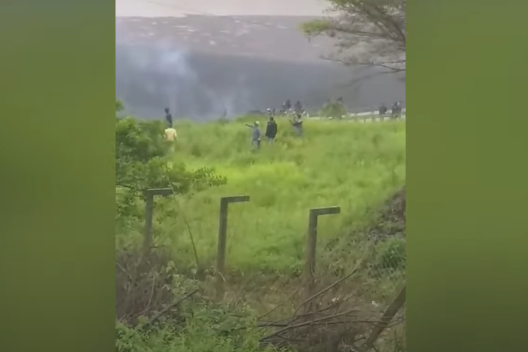 Momento do conflito entre policiais e indígenas em barragem de SC