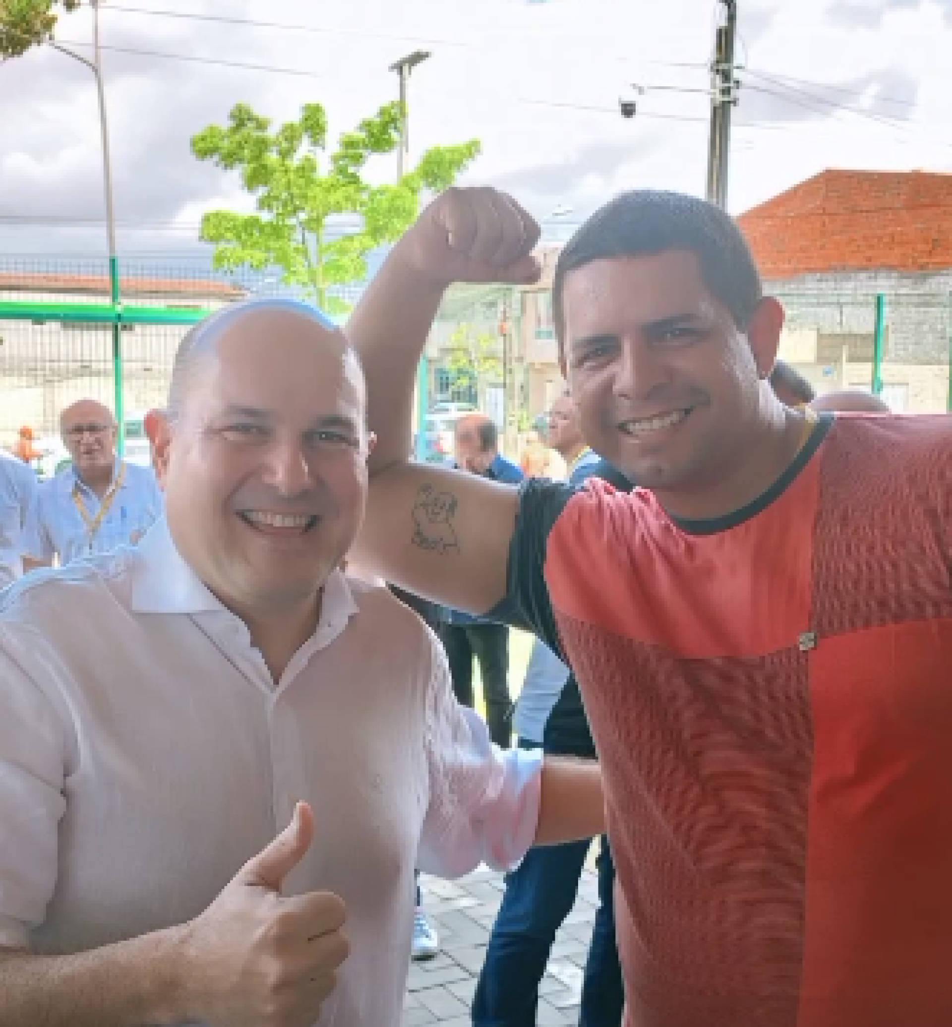 Agente de cidadania divulgou imagem do ex-prefeito com a tatuagem nas redes sociais (Foto: Reprodução/Instagram Rogers Moreira)