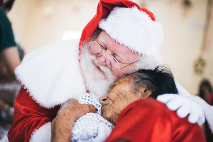 Campanha arrecada presentes de Natal para pessoas idosas, no Shopping Rio Mar Kennedy