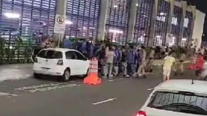 Torcida do Bahia realizou protestos no desembarque da equipe. Time não depende mais apenas de si para se manter na Série A.