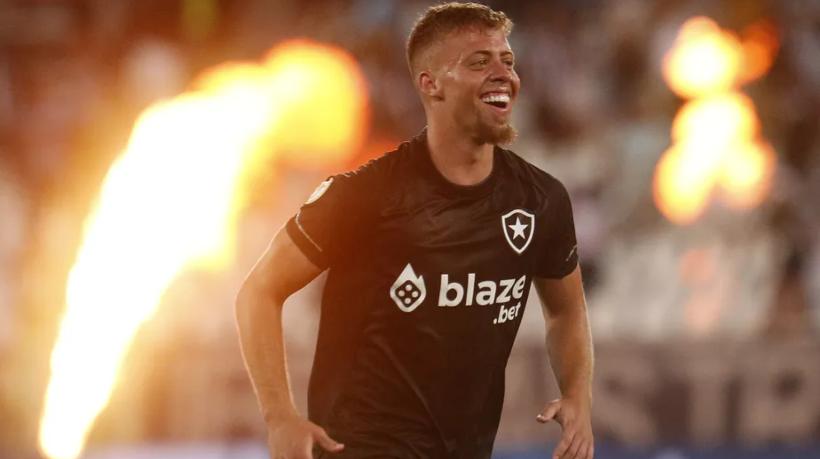 Lucas Fernandes em ação com a camisa do Botafogo 