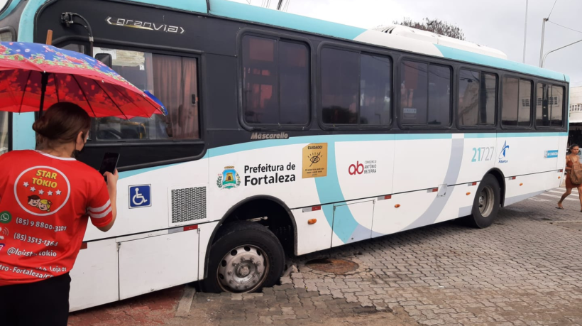 Ônibus afunda na Rua 24 de maio, no Centro de Fortaleza
