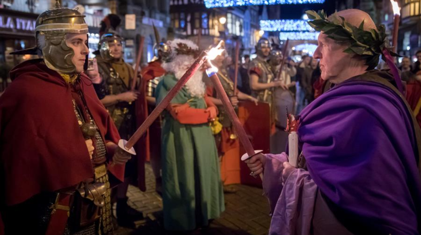 Um ator, representando o imperador Domiciano, abre as festividades da Saturnalia.