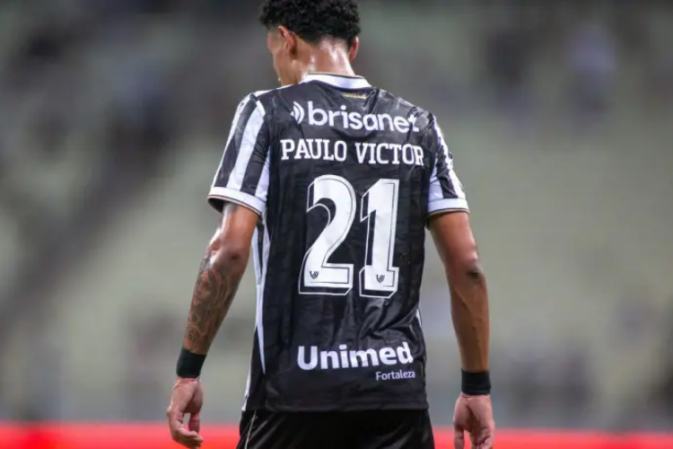 Torcedores do Fortaleza registraram boletim de ocorrência contra Paulo Victor, atleta do Ceará. 