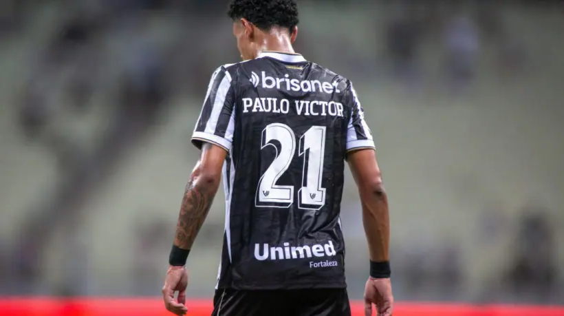 Torcedores do Fortaleza registraram boletim de ocorrência contra Paulo Victor, atleta do Ceará. 