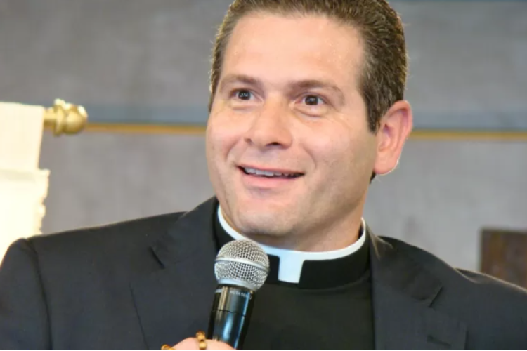 Padre Alexandre Paciolli Moreira de Oliveira, suspeito pelos crimes de importunação sexual e estupro de vulnerável, vai ser encaminhado para a prisão domiciliar.