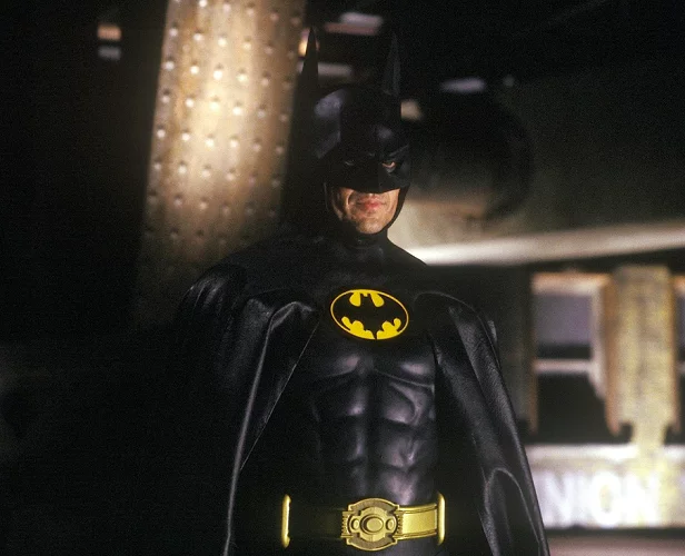 Além do primeiro filme com Keaton ter sido um sucesso de bilheteria, o ator é cultuado até hoje pelo papel, tanto que ele ressurgiu como Batman no filme “The Flash”, lançado em junho deste ano.