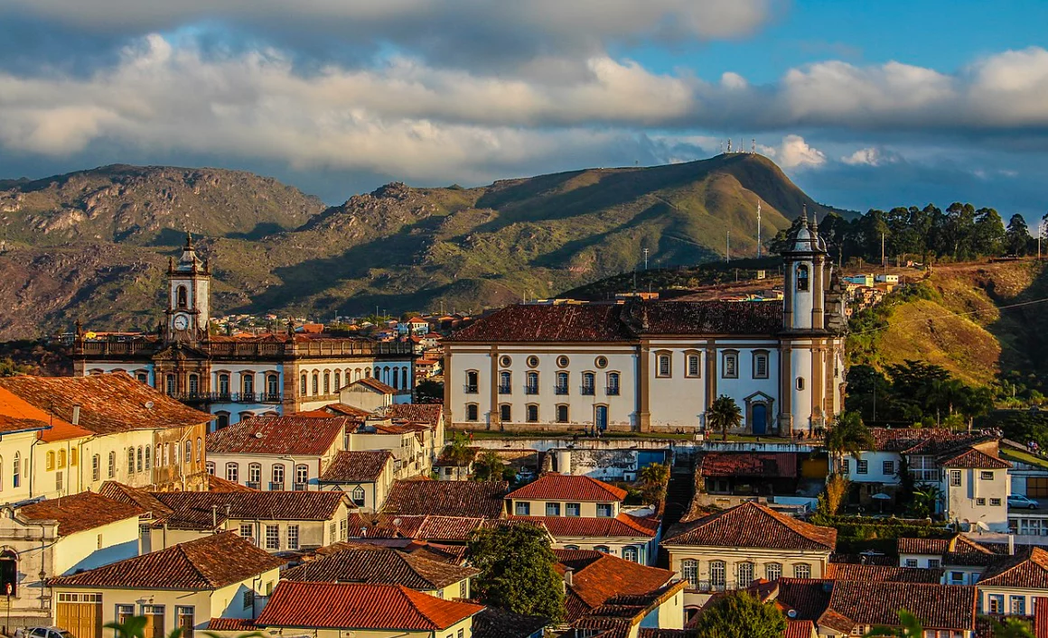 A cidade de Ouro Preto já atrai jovens turistas por conta própria. Além disso, há muitas universidades e Jogos Universitários no local. É uma cidade pequena com cerca de 75 mil habitantes, o que deixa o clima ainda mais familiar e acolhedor. Fica a 100 km