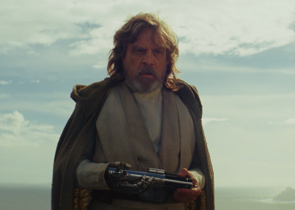 “Star Wars: Os Últimos Jedi” (2017) . No filme, a vida pacata de Luke Skywalker sofre uma reviravolta quando ele conhece Rey, uma jovem que apresenta sinais da Força. 