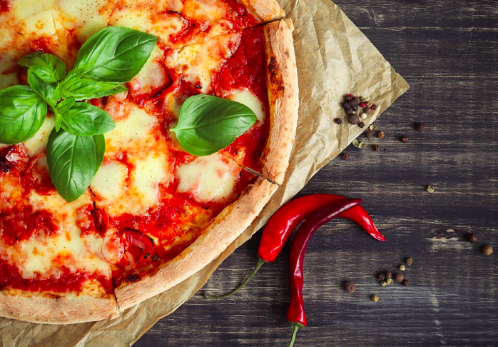 A pizza napolitana é feita com uma massa leve e macia, com bordas altas e crocantes. O molho de tomate é feito com tomates frescos e maduros, e o queijo mozzarella é geralmente usado. Outros ingredientes comuns incluem manjericão, azeitonas e anchovas.