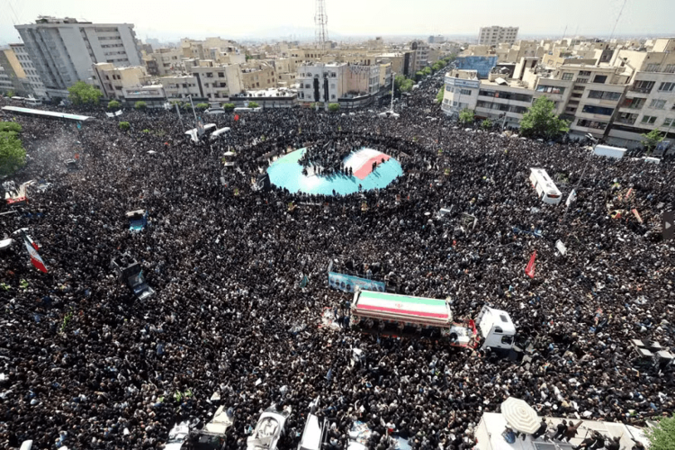 Milhares compareceram ao funeral do presidente iraniano Ebrahim Raisi, que morreu em acidente de helicóptero