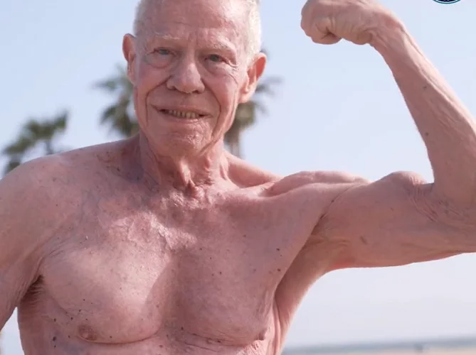 Um fisiculturista de 90 anos tem feito sucesso na internet. Ele já posou nu e foi parar no livro dos recordes! Conheça essa história no Flipar!