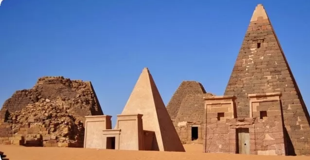   Famoso pelas pirâmides, o Egito é referência nesse assunto histórico. E atrai multidões de turistas. Mas o Sudão, também na África, é o país com maior número de pirâmides. Veja que curioso. 