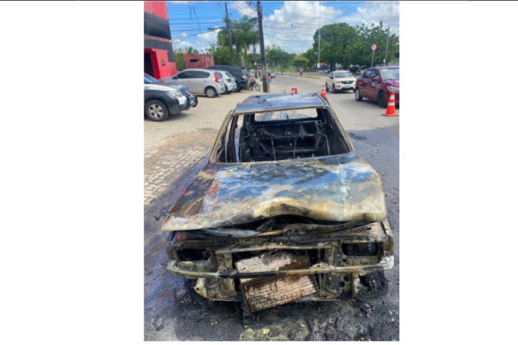 Carro pegou fogo e teve perda total na Maraponga, em Fortaleza