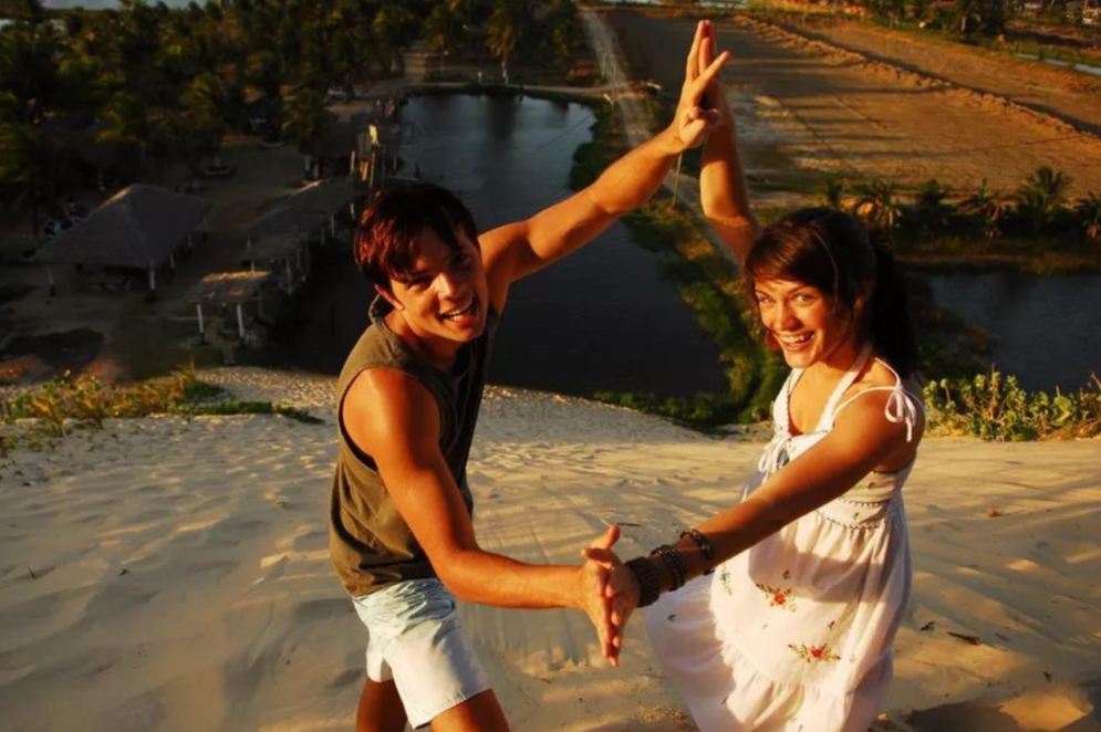 Daniel Dalcin e Bianca Bin viveram os personagens Alex e Marina na 16ª temporada de "Malhação". Os primeiro capítulos foram gravados na praia de Canoa Quebrada, Ceará.(Foto: Reprodução: João Miguel Júnior/Memória Globo)