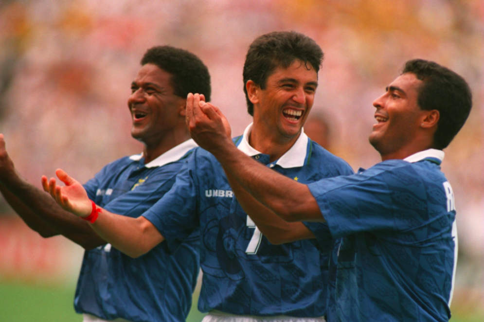 Ao lado de Mazinho e Romário, Bebeto comemora gol diante da Holanda nas quartas de final da Copa do Mundo de 1994. (Foto: Fifa/Divulgação/CBF)