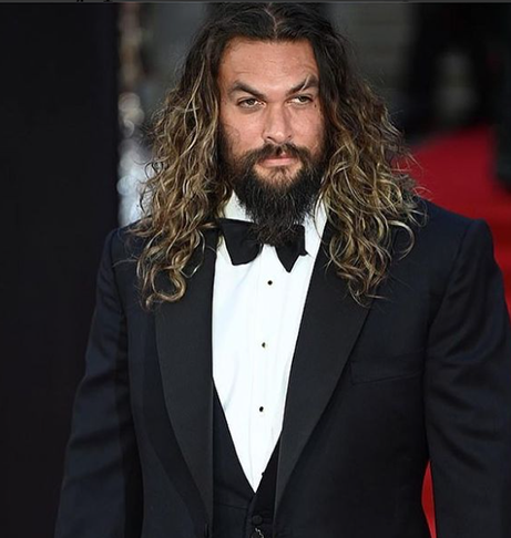 O astro Jason Momoa, que vive o vilão Dante Reyes em “Velozes e Furiosos 10”, deixou paralisada até mesmo uma das maiores mulheres mais belas do cinema. Charlize Theron confessou que travou ao vê-lo sem camisa. 