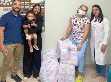 Família doa mais de mil fraldas em comemoração ao aniversário do filho, nternado em hospital do Ceará 
