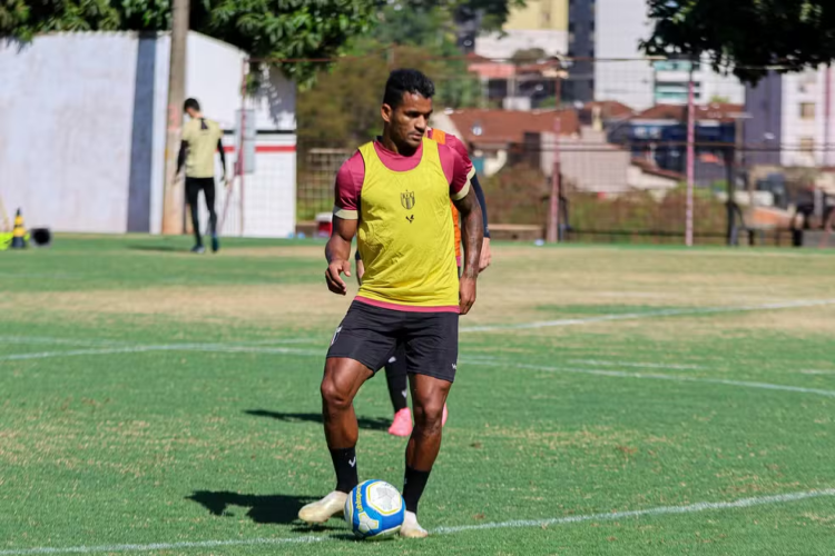 Alex Sandro, atacante do Botafogo-SP, em treinamento