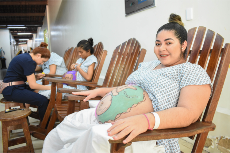 Enfermeiras realizam pintura artística em grávidas no Hospital Geral Dr. César Cals
