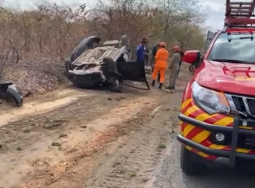 Carro com cinco pessoas e uma cadela capota da BR 222 