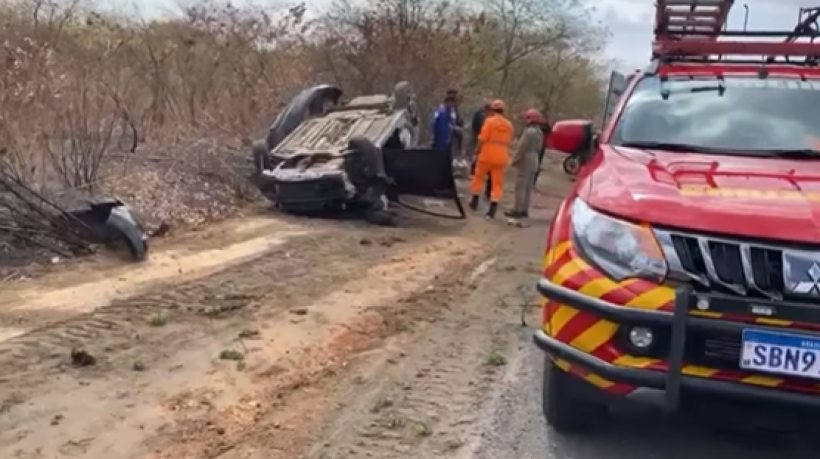 Carro com cinco pessoas e uma cadela capota da BR 222