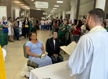 Em cuidados paliativos, paciênte com câncer se casa no hospital 