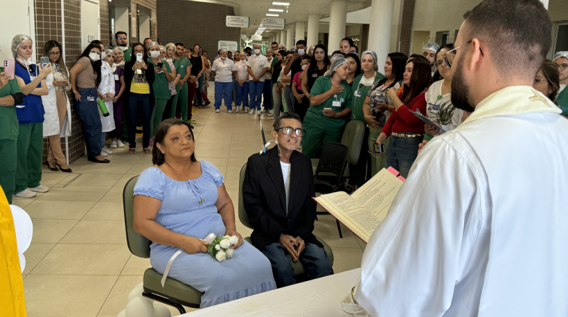 Em cuidados paliativos, paciênte com câncer se casa no hospital