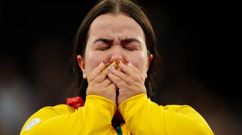 Mariana D’Andrea beija sua medalha de ouro conquistada nos Jogos Paralímpicos de Paris 2024 